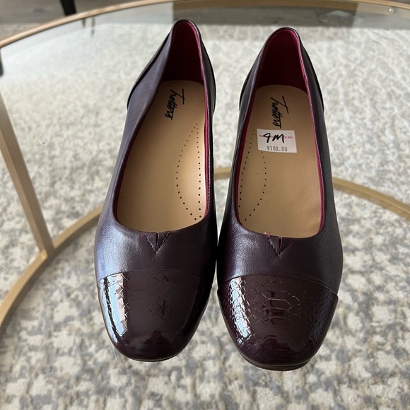 NWT Trotters Daisy Pump, Burgundy Snake, 10 M and 9 M - Picture 2 of 9